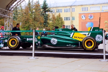 Гоночный болид команды Caterham F1 Team в МАИ